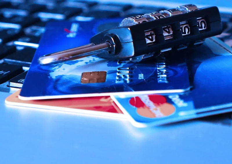 C’est quoi exactement la « fourniture de carte débit cotisation » ?