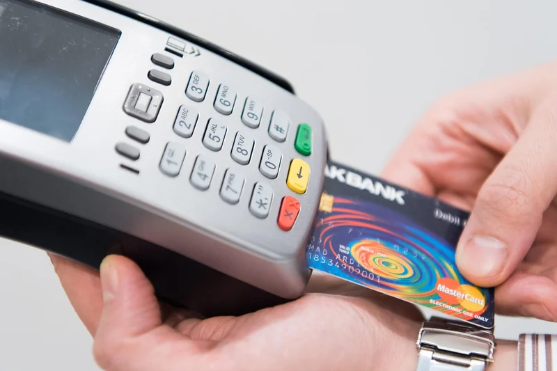 Quel est le prix de la fourniture d’une carte de débit ?